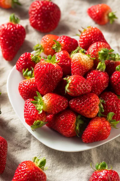 Rohe Rote Bio Erdbeeren Bund — Stockfoto