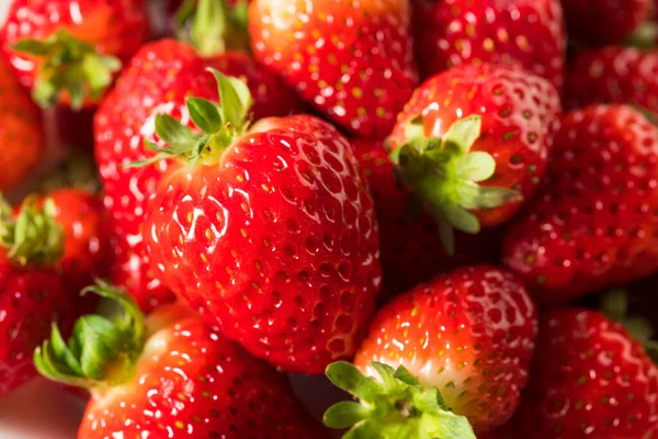 Raw Red Organic Strawberries Bunch — Stock Photo, Image