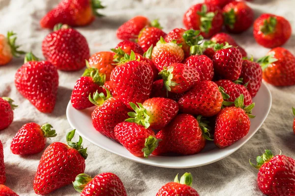 Raw Red Organic Strawberries Bunch — Stock Photo, Image