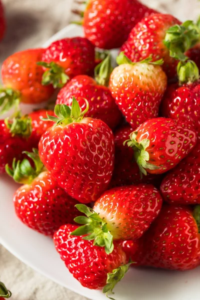 Raw Red Organic Strawberries Bunch — Stock Photo, Image