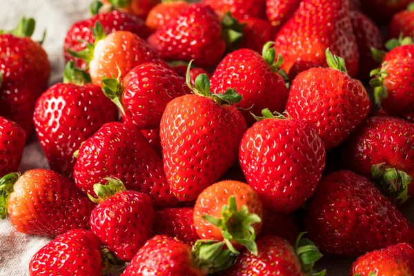 Raw Red Organic Strawberries Bunch — Stock Photo, Image