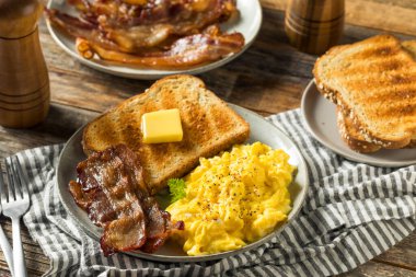 Ev yapımı Amerikan Pastırma ve Tostla Yağda Yumurta Kahvaltısı