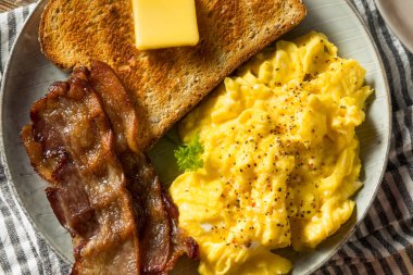 Ev yapımı Amerikan Pastırma ve Tostla Yağda Yumurta Kahvaltısı