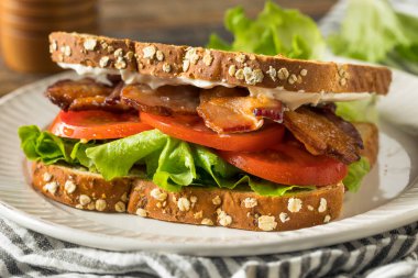 Ev yapımı jambonlu Marul Domatesli BLT Sandviç Yenmeye Hazır