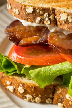 Ev yapımı jambonlu Marul Domatesli BLT Sandviç Yenmeye Hazır