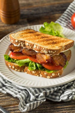 Ev yapımı jambonlu Marul Domatesli BLT Sandviç Yenmeye Hazır