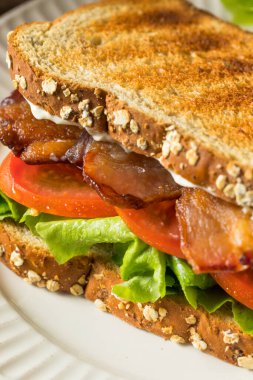 Ev yapımı jambonlu Marul Domatesli BLT Sandviç Yenmeye Hazır