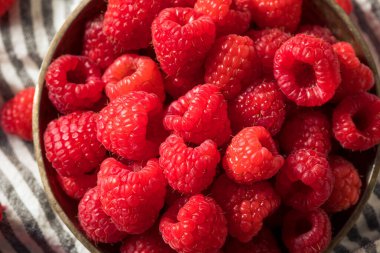 Bir kasede çiğ organik kırmızı ahududu