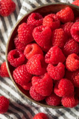 Bir kasede çiğ organik kırmızı ahududu