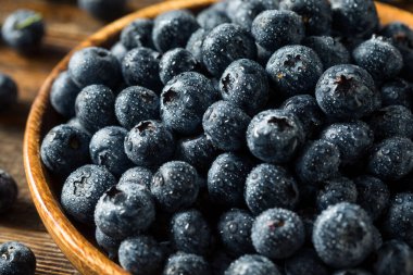 Bir demet çiğ mavi organik yaban mersini.