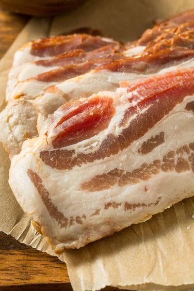 Bacon Salgado Cru Orgânico Não Curado Pronto Para Cozinhar — Fotografia de Stock