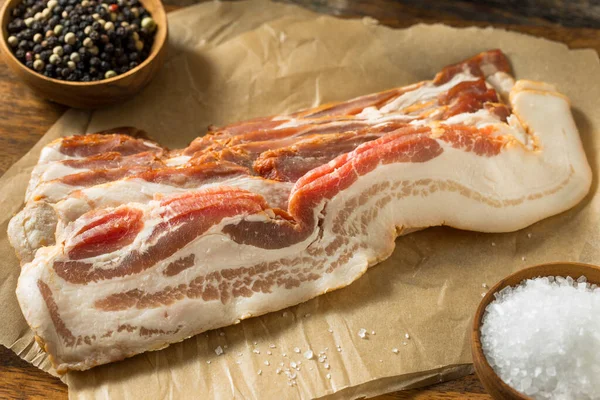 Bacon Salato Crudo Biologico Non Stagionato Pronto Cuocere — Foto Stock