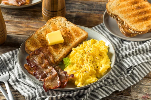 Caseiro American Scrambled Egg Café Manhã Com Bacon Torradas — Fotografia de Stock