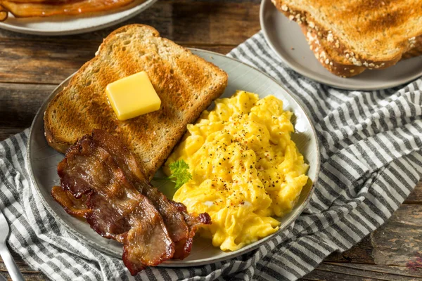 自制美式炒蛋早餐 配上培根和吐司 — 图库照片