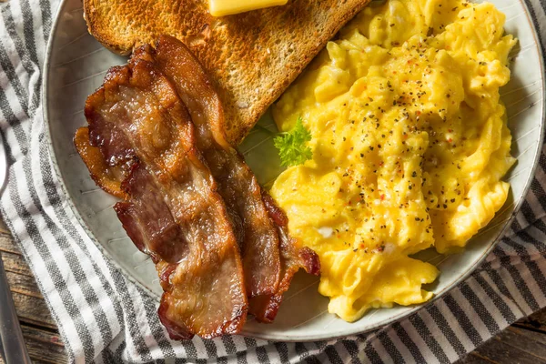 Petit Déjeuner Américain Aux Oeufs Brouillés Fait Maison Avec Bacon — Photo