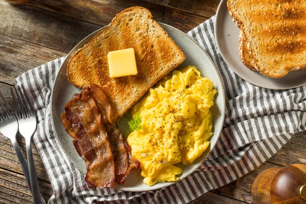 自家製アメリカのスクランブルエッグ朝食ベーコンとトースト — ストック写真