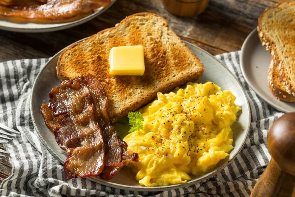 Caseiro American Scrambled Egg Café Manhã Com Bacon Torradas — Fotografia de Stock