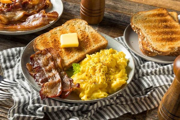 Sarapan Telur Scrambled Buatan Sendiri Dengan Bacon Dan Toast — Stok Foto