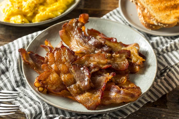 Zelfgemaakte Salty Uncured Baked Bacon Klaar Eten — Stockfoto