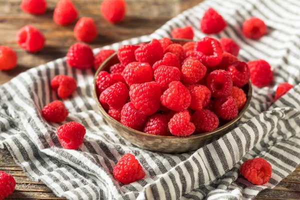 Raw Organic Red Raspberries Bowl — Stock Photo, Image