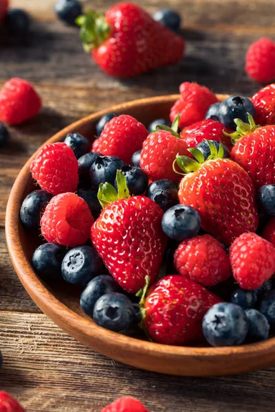 Raw Organic Assorted Fresh Berries Blueberries Raspberries Strawberries — Stock Photo, Image