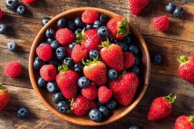 Çiğ organik taze böğürtlen, yabanmersini, ahududu ve çilek.
