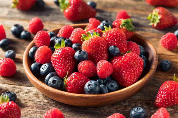 Raw Organic Assorted Fresh Berries Blueberries Raspberries Strawberries — Stock Photo, Image