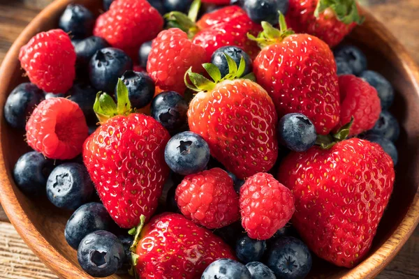 Raw Organic Assorted Fresh Berries Blueberries Raspberries Strawberries — Stock Photo, Image