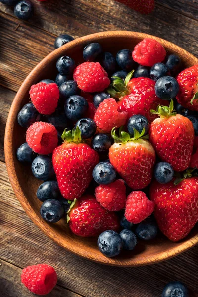 Bayas Frescas Surtidas Orgánicas Crudas Con Arándanos Frambuesas Fresas — Foto de Stock