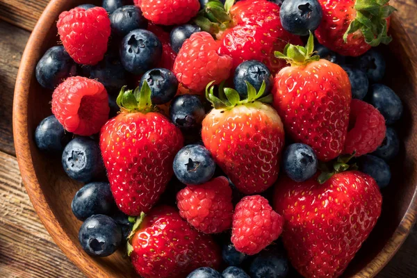 Raw Organic Assorted Fresh Berries Blueberries Raspberries Strawberries — Stock Photo, Image