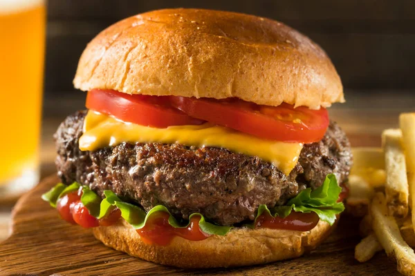 Zelfgemaakte Grass Fed Cheeseburger Met Frietjes Een Biertje — Stockfoto