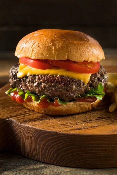 Hausgemachter Grass Fed Cheeseburger Mit Pommes Und Einem Bier — Stockfoto