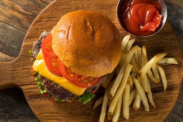 Hamburguesa Casera Queso Con Papas Fritas Una Cerveza —  Fotos de Stock