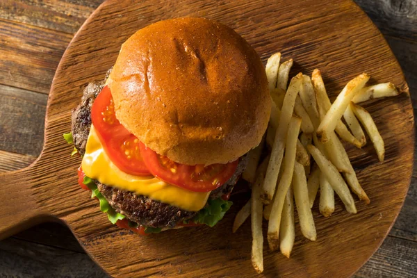 Hamburguesa Casera Queso Con Papas Fritas Una Cerveza —  Fotos de Stock