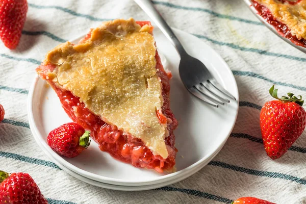 Yapımı Tatlı Çilekli Rhubarb Turtası Yemeye Hazır — Stok fotoğraf