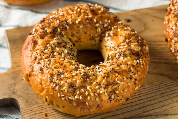 Házi Készítésű Pirított Mindent New York Bagel Krémsajttal — Stock Fotó