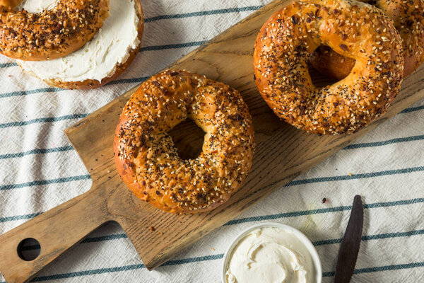 Домашний тост все Нью-Йорк бублик со сливочным сыром
