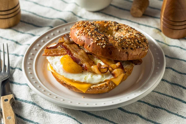 Sandwich Bagel Aux Oeufs Frits Fait Maison Fromage Bacon — Photo