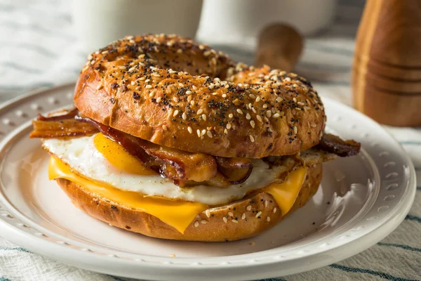 Házi Sült Tojás Bagel Szendvics Sajttal Szalonnával — Stock Fotó