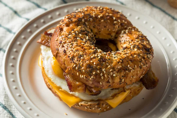 Sanduíche Bagel Ovo Frito Caseiro Com Queijo Bacon — Fotografia de Stock