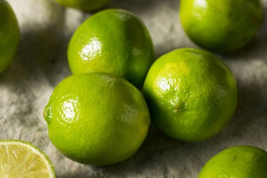 Bir demet çiğ organik yeşil limon