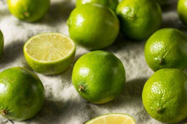 Bir demet çiğ organik yeşil limon