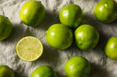 Bir demet çiğ organik yeşil limon