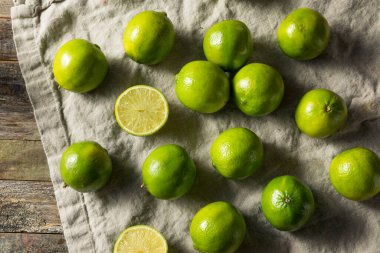 Bir demet çiğ organik yeşil limon