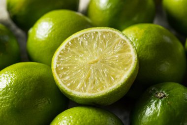 Bir demet çiğ organik yeşil limon