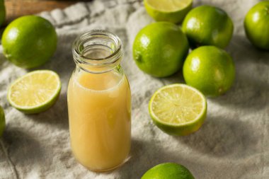 Çiğ Organik Taze Limon Suyu Kullanmaya Hazır