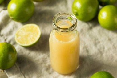 Çiğ Organik Taze Limon Suyu Kullanmaya Hazır