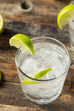 Limonlu alkollü cin ve tonik ferahlatıcı