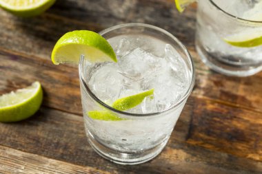 Limonlu alkollü cin ve tonik ferahlatıcı