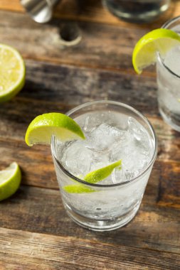 Limonlu alkollü cin ve tonik ferahlatıcı